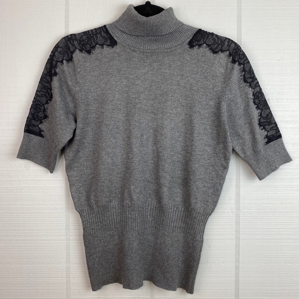 Carmen Marc Valvo Gray Short Sleeve Turtleneck Top Cinched Waist Lace Shoulder L